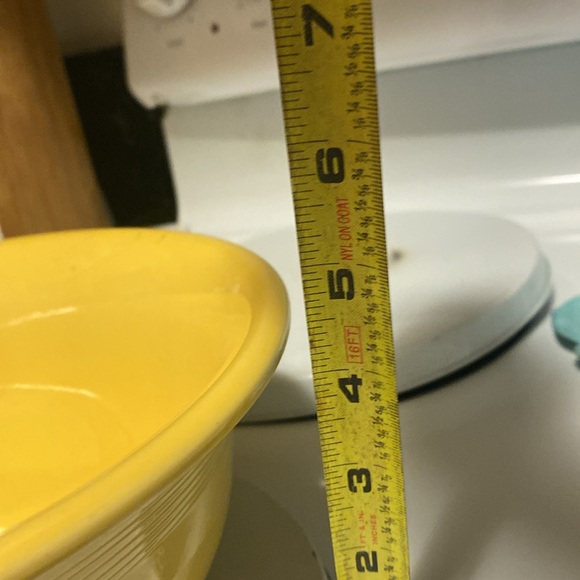 FIESTAWARE Sunflower Yellow Round Covered Casserole Baking Dish w/ Lid HLC 70oz - Picture 3 of 6